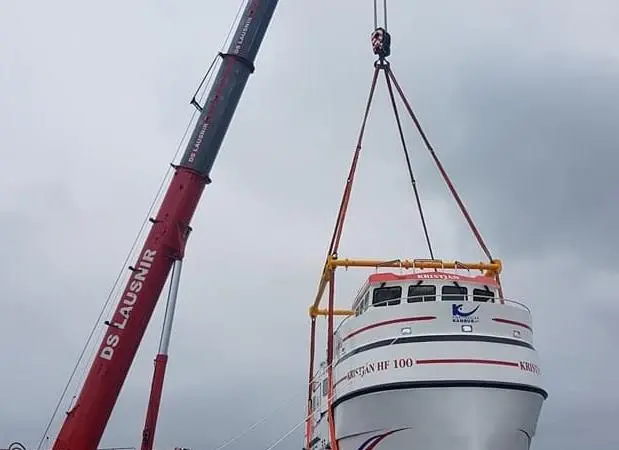 Lausnir chose a 250t capacity Grove GMK 5250 from its 14-strong fleet of mobile cranes