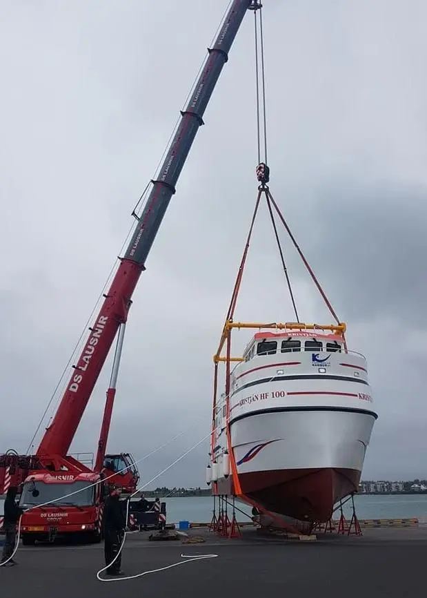 Lausnir chose a 250t capacity Grove GMK 5250 from its 14-strong fleet of mobile cranes