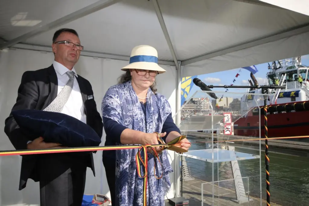 00_53910_Naming-ceremony-tug-Southampton-performed-by-Mrs-Ariane-Labarque_lowres