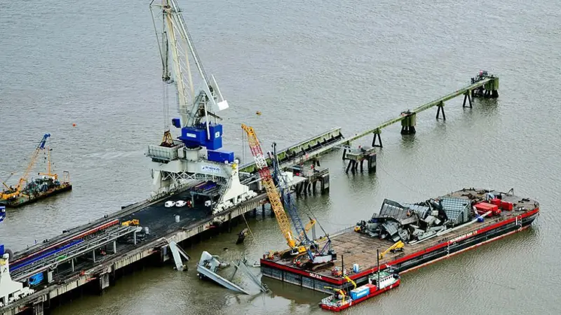 Wagenborg Towage has salvaged a port crane in Wilhelmshaven (Hero Lang - Hansa-online.de)