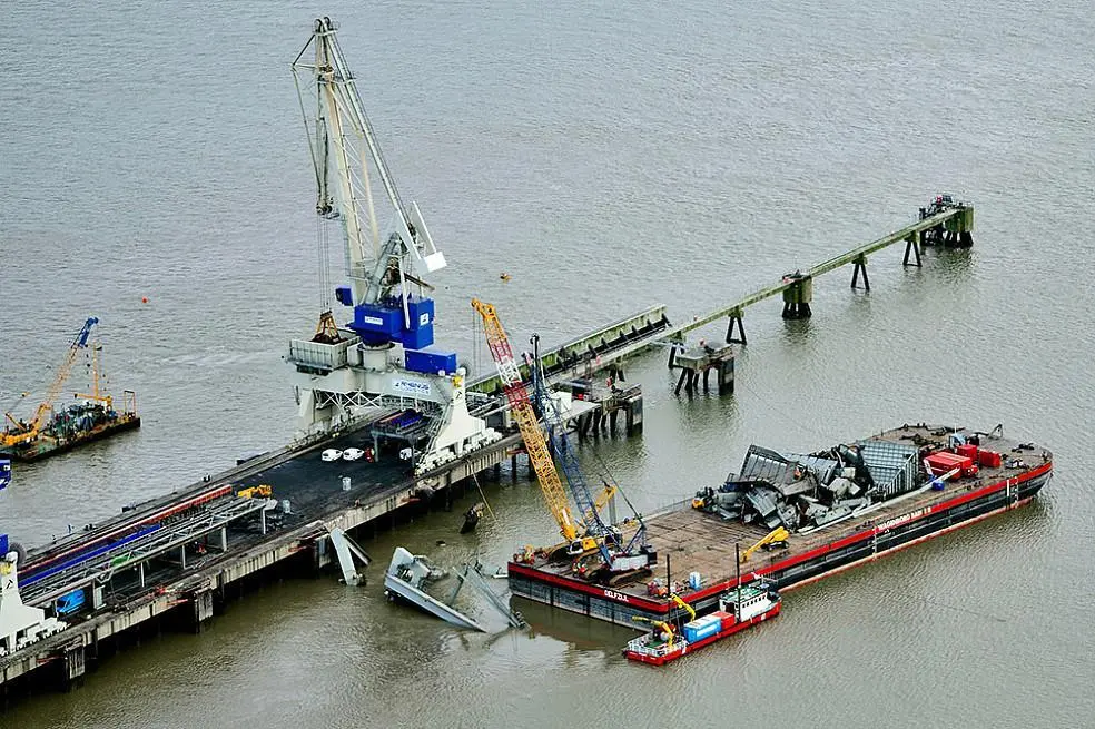 Wagenborg Towage has salvaged a port crane in Wilhelmshaven (Hero Lang - Hansa-online.de)