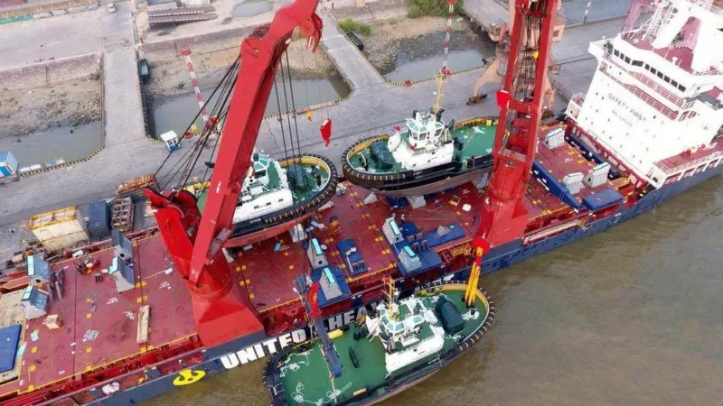 Damen's latest newbuild tug consignment is unloaded in Rotterdam (Damen)