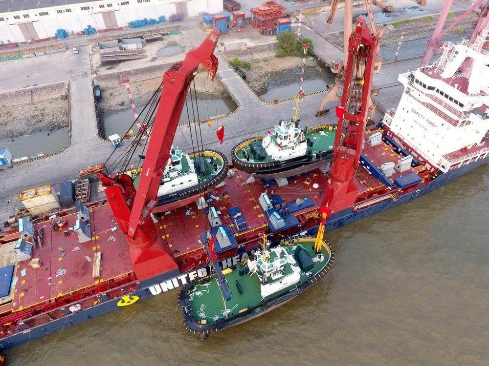 Damen's latest newbuild tug consignment is unloaded in Rotterdam (Damen)