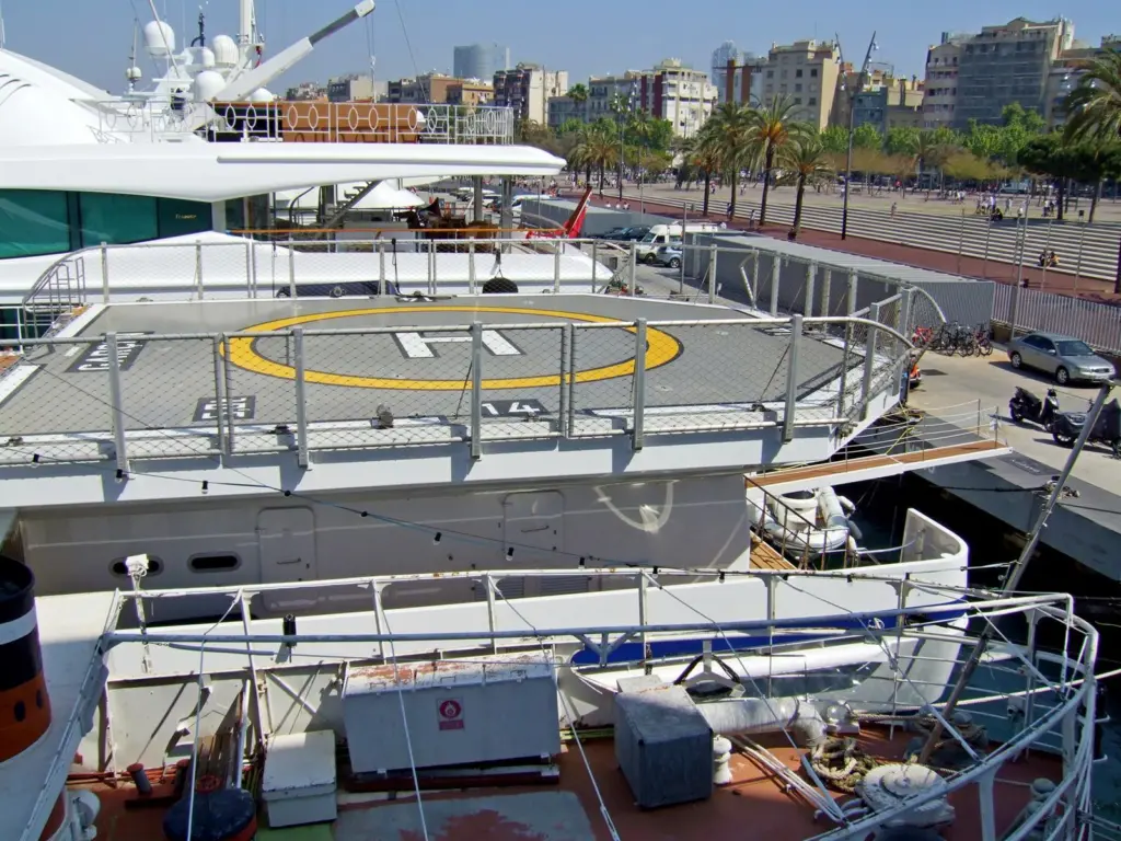 00_54197_Damen-holds-surplus-material-auction