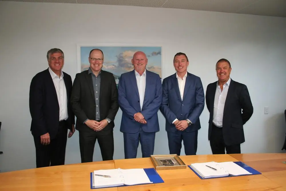 00_54264_Contract-signing-2_lowres