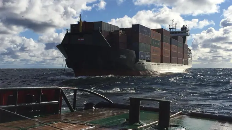 'Iduna' safely under tow of the 'Atlantis' (Seacontractors)