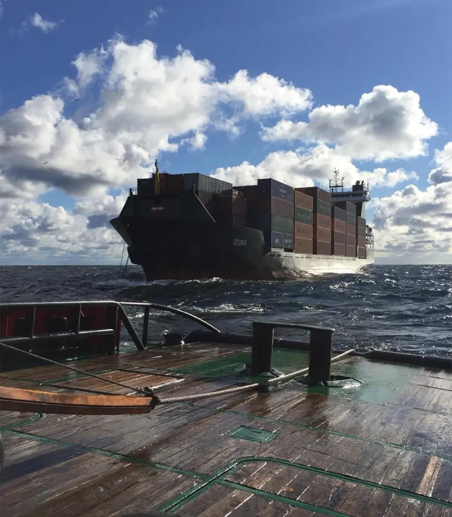 'Iduna' safely under tow of the 'Atlantis' (Seacontractors)