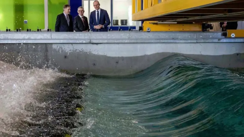 The Ministerial party experienced the wave and current flume capabilities of the tanks