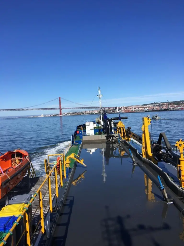 00_54376_The-Jose-Duarte-shown-during-a-dredging-job-in-Lisbon_lr