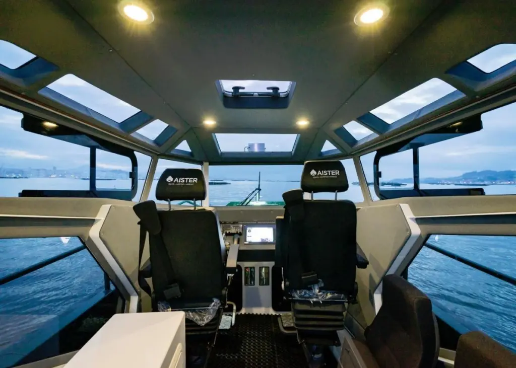 The cabin is equipped with panoramic roofs that facilitate boarding and approach manoeuvres to other vessels