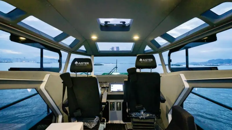 The cabin is equipped with panoramic roofs that facilitate boarding and approach manoeuvres to other vessels