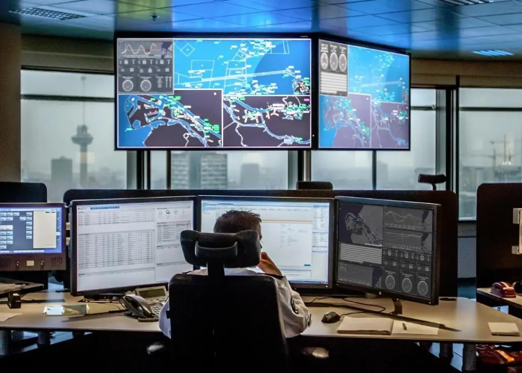 The delivered hydro/meteo system obtains height of tide, tidal stream, salinity, wind speed, wind direction and visibility data