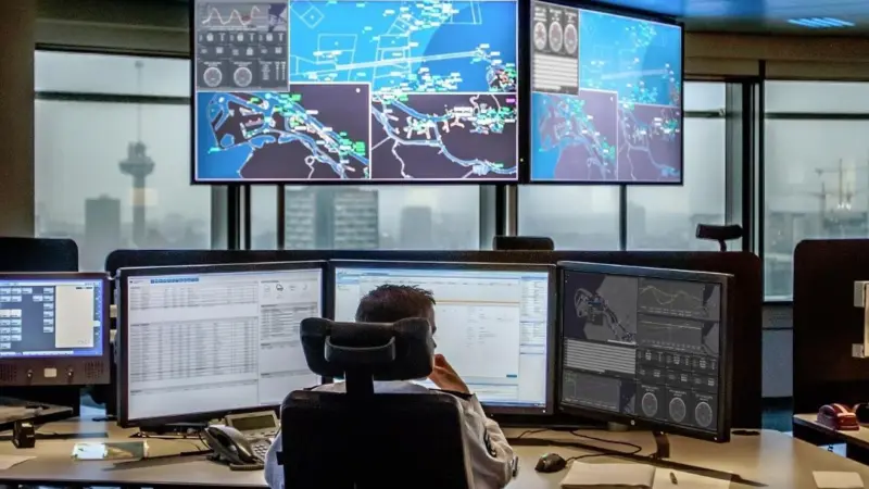 The delivered hydro/meteo system obtains height of tide, tidal stream, salinity, wind speed, wind direction and visibility data
