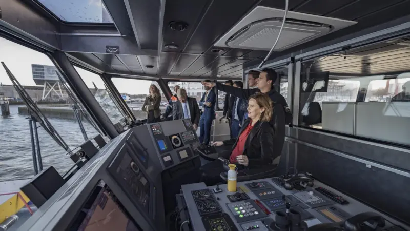 Cora van Nieuwenhuizen with Damen