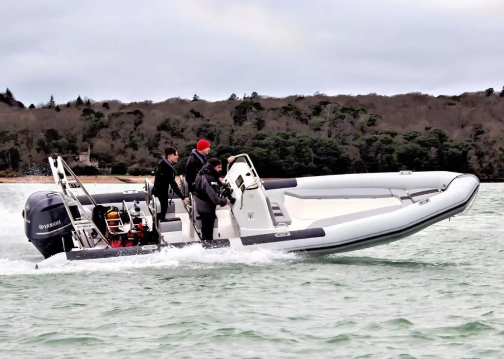 Behind the console, four jockey seats mean divers can travel out and back in more comfort and safety
