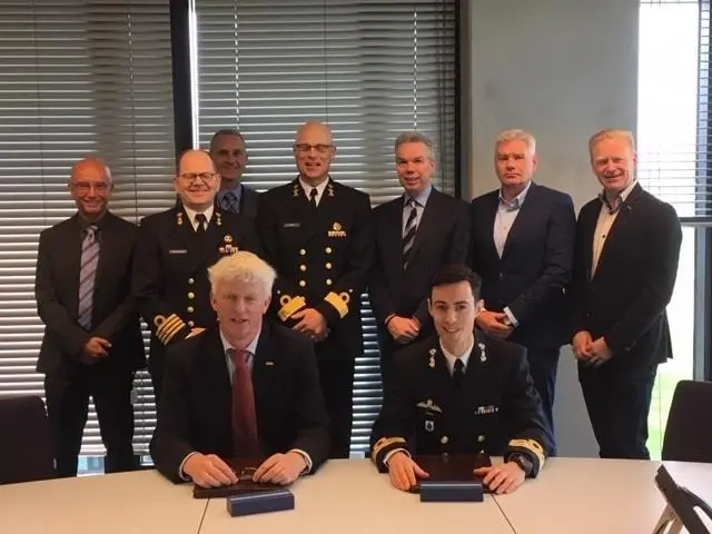 00_54652_Contract-signing-22