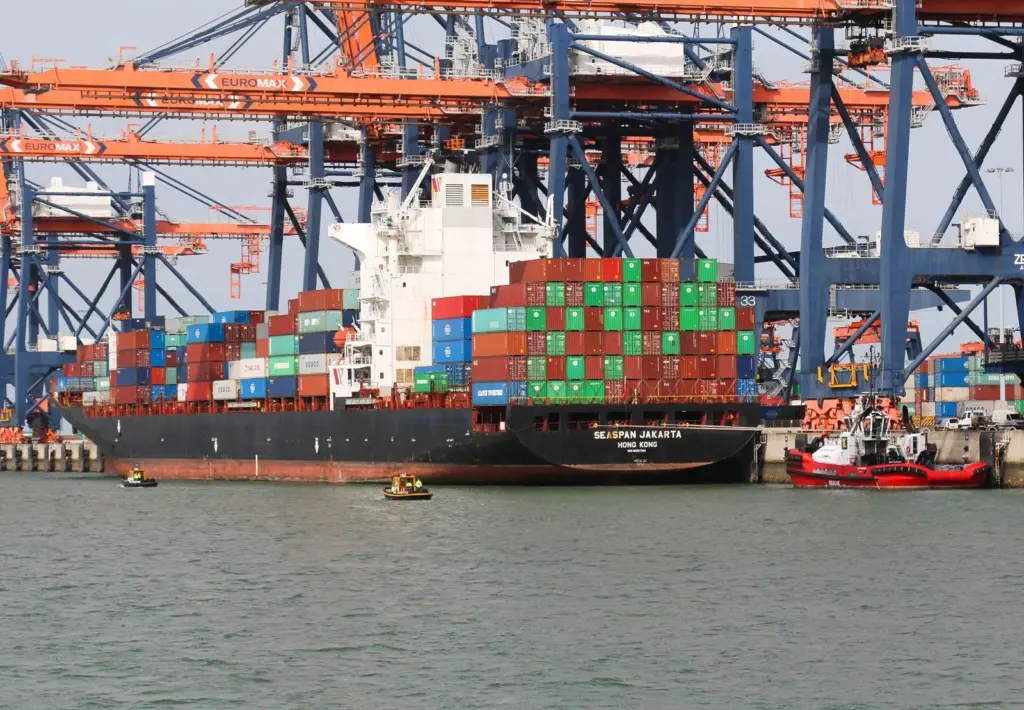 'Seaspan Jakarta' prepares to sail with 'Smit Panther' standing by (Peter Barker)