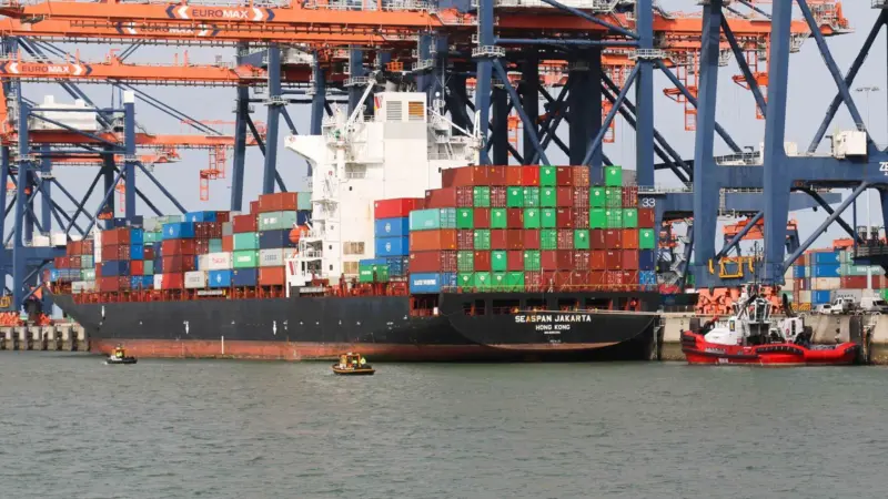 'Seaspan Jakarta' prepares to sail with 'Smit Panther' standing by (Peter Barker)