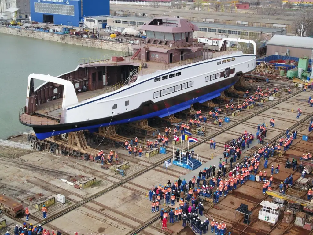 00_54848_Damen-launches-two-road-ferries-for-BC-Ferries-YN-14_lowres