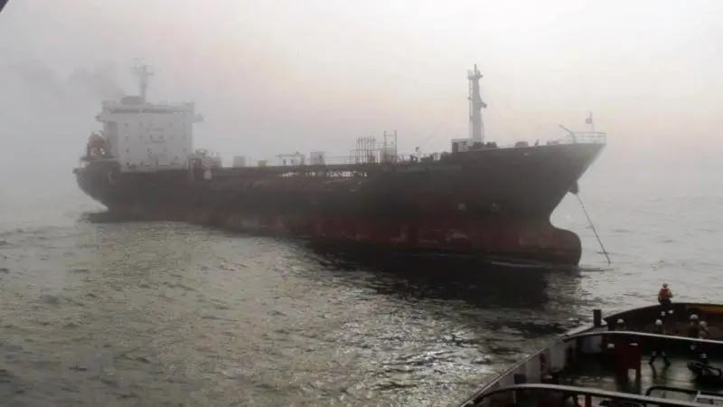 'Atlantic Voyager' is taken in tow by the tug 'SA Amandla' (Tsavliris)