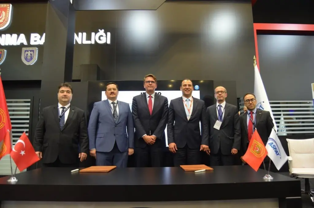 00_54952_ASFAT-and-Damen-sign-MOU-at-IDEF-in-Istanbul-2_lowres