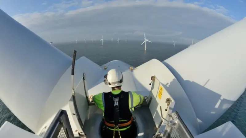 A 3sun Group technician at work on a turbine off the east coast (Photo: 3sun Group)