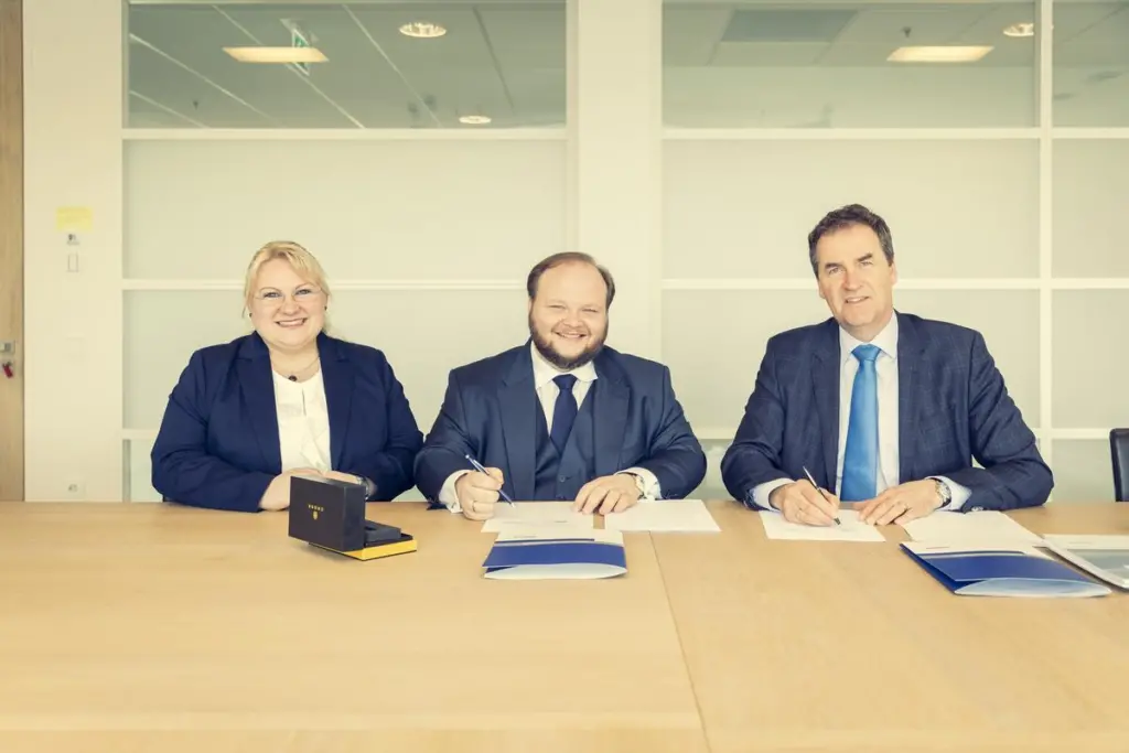 00_55042_Contract-signing_lowres