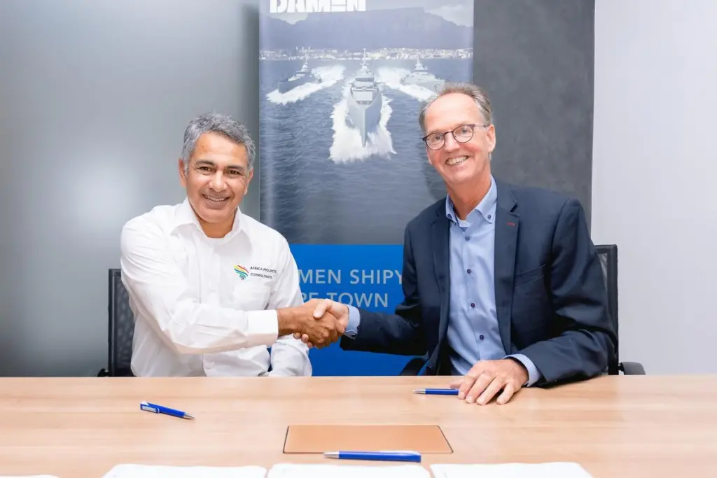 00_55134_Contract-signing_lowres