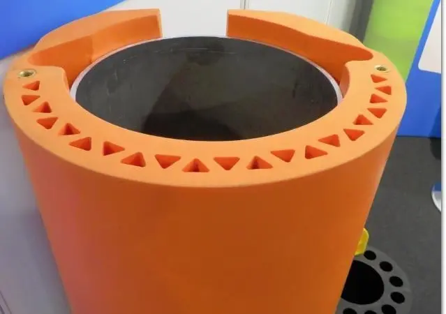 The fendering is adaptable to variations in pile diameter