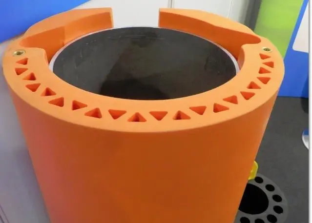 The fendering is adaptable to variations in pile diameter