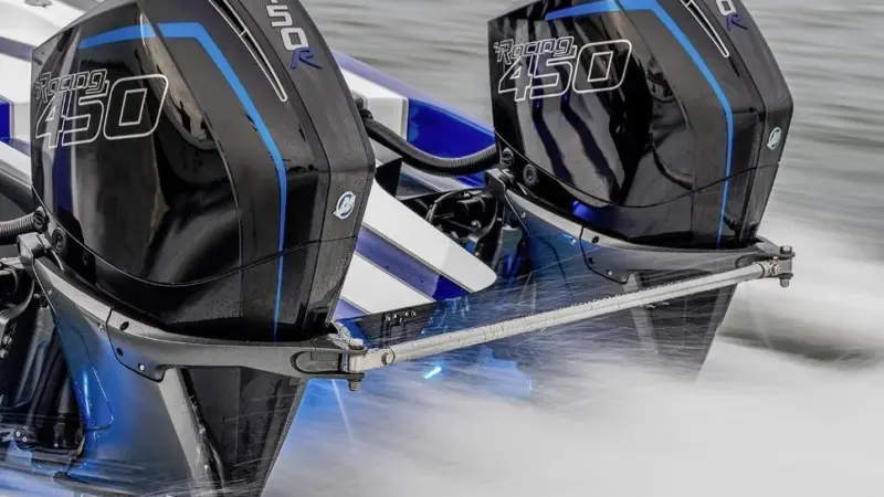 The 450R accommodates 26-inch centre-to-centre mounting on multi-engine transoms