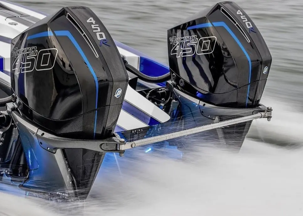The 450R accommodates 26-inch centre-to-centre mounting on multi-engine transoms