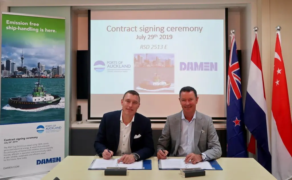 00_55353_Contract-signing-RSD-E-Tug-2513_lowres