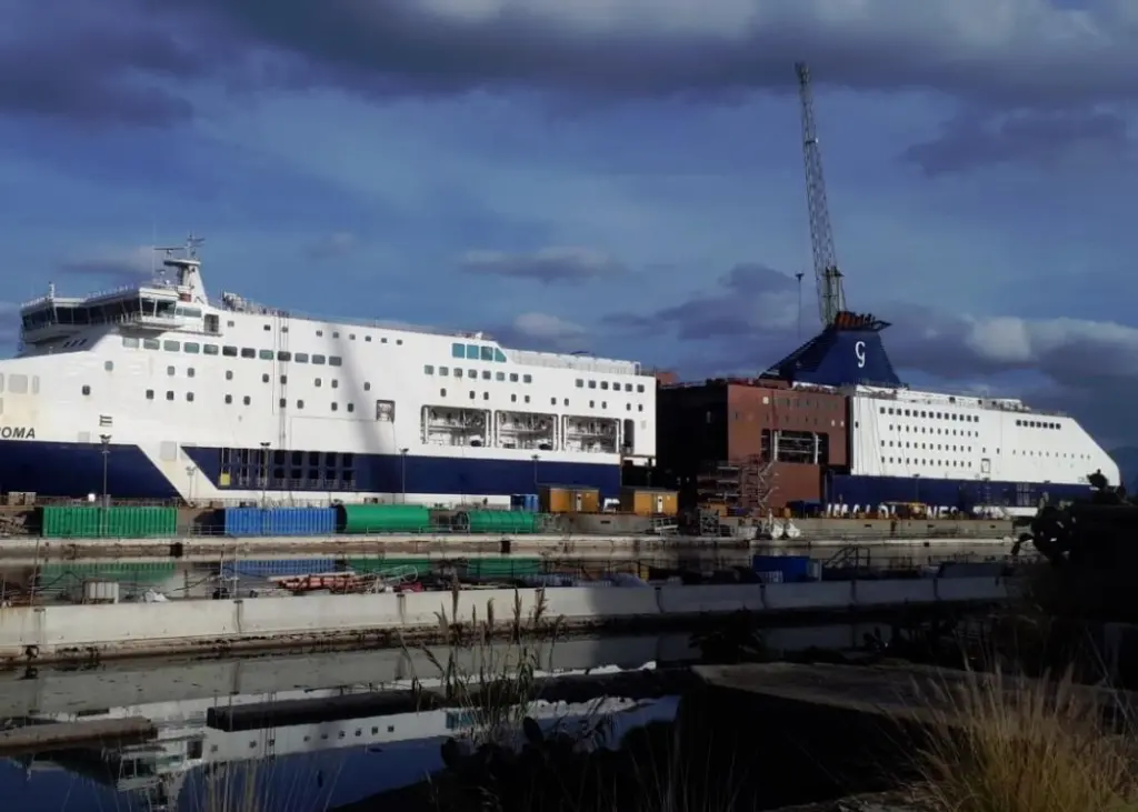 The new middle section measured 29m long and weighed 2,540t