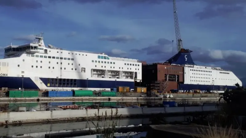 The new middle section measured 29m long and weighed 2,540t