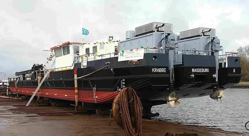 The dredger Krabbe has the job of maintaining parts of the Elbe