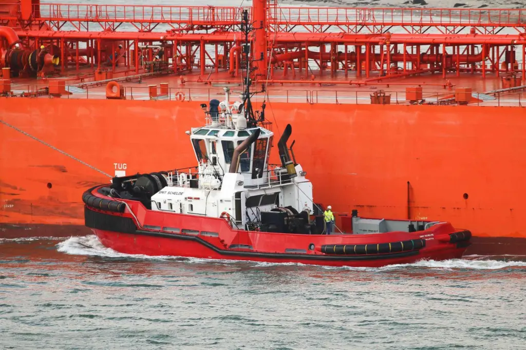 'Smit Schelde' at work minus its Kotug Smit funnel logo (Peter Barker)