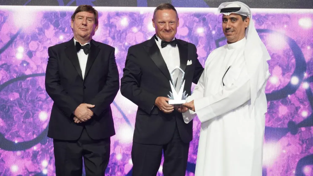00_55595_Lars-Seistrup-receives-Shipyard-of-Year-Award_lowres
