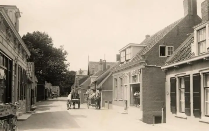 Sion Bakker  started the ‘N.V. Electrotechnisch Bureau S. Bakker’ in 1919