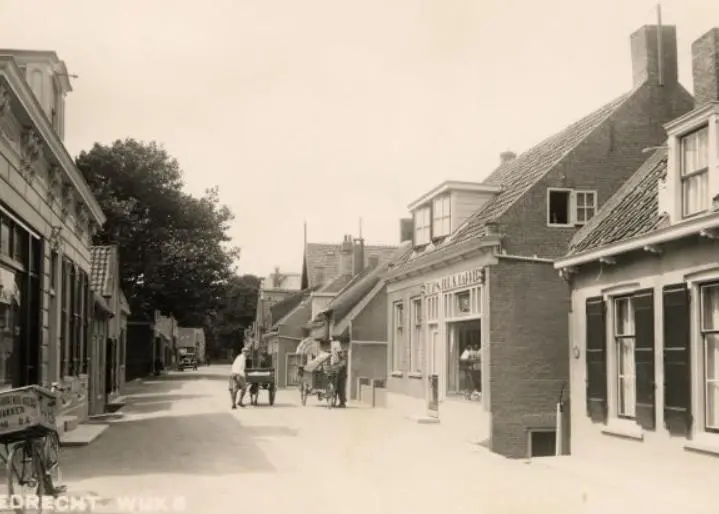 Sion Bakker  started the ‘N.V. Electrotechnisch Bureau S. Bakker’ in 1919