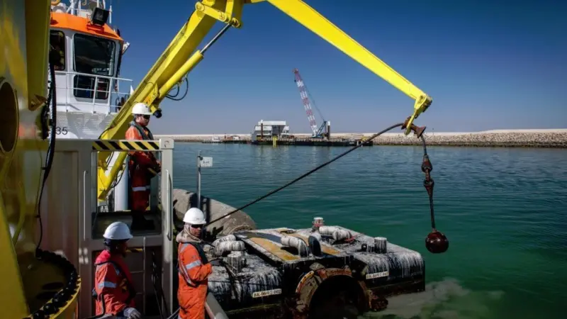 Boskalis’ remote-controlled Floating Line Connecting System can eliminate the need for people to be involved in this high-risk activity