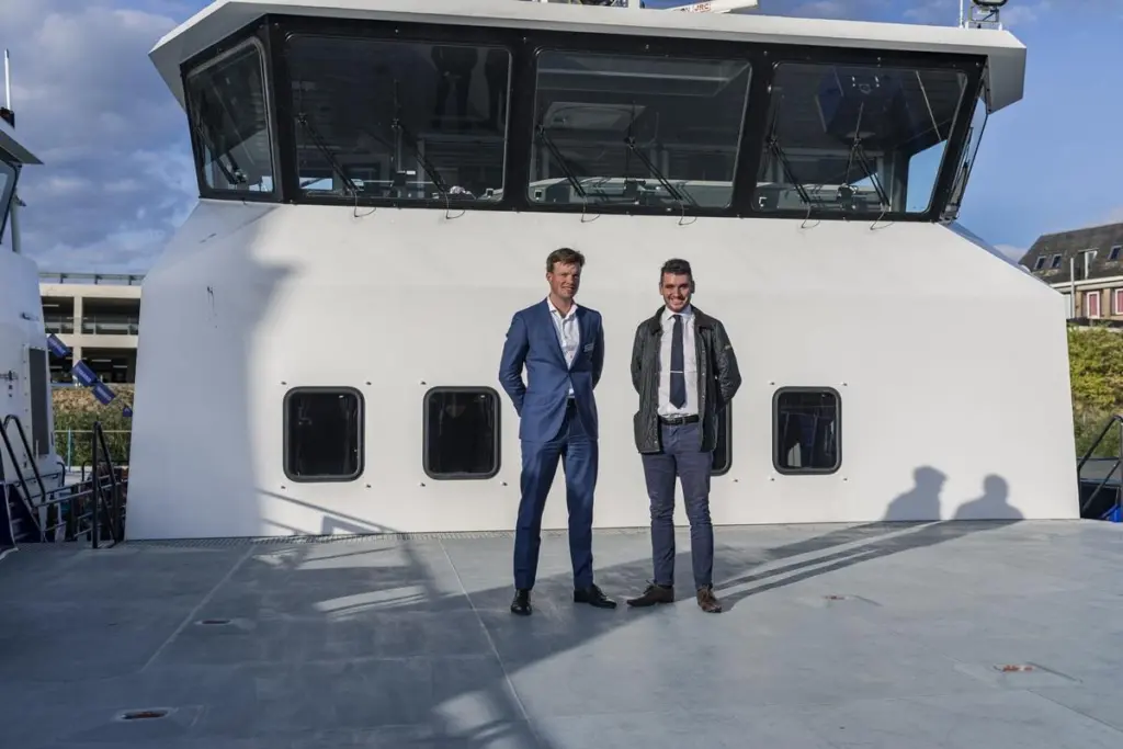 00_55711_MMS-Offshore-marine-manager-Nick-Brambles-and-Damens-UK-sales-manager-Frederik-van-der-Linde_l