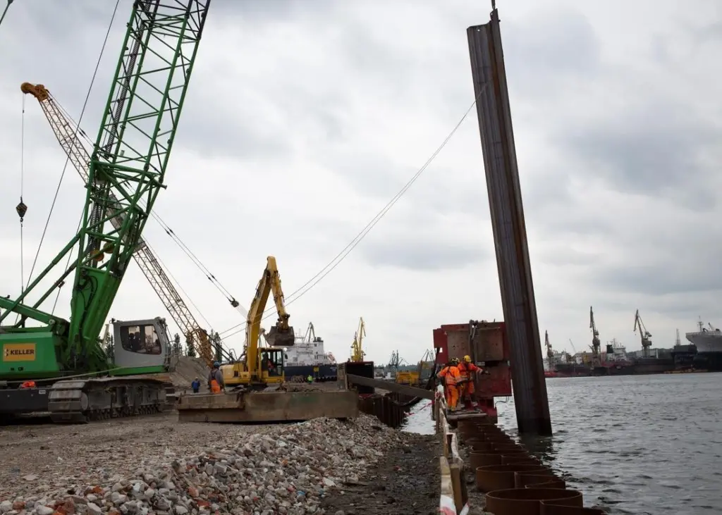 The steel piles that reinforce the wharf, came from SSAB AB in Finland
