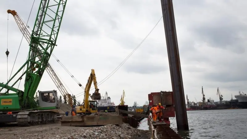 The steel piles that reinforce the wharf, came from SSAB AB in Finland