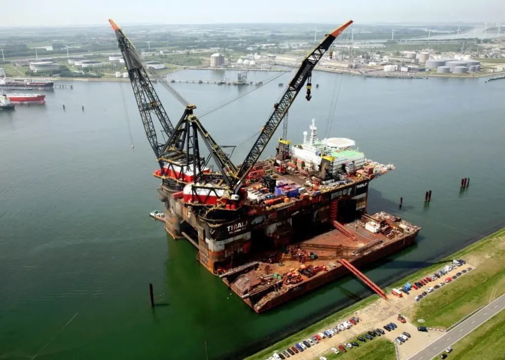 Heerema's 'Sleipnir ' and 'Thialf', (pictured here) are the largest crane vessels in the world