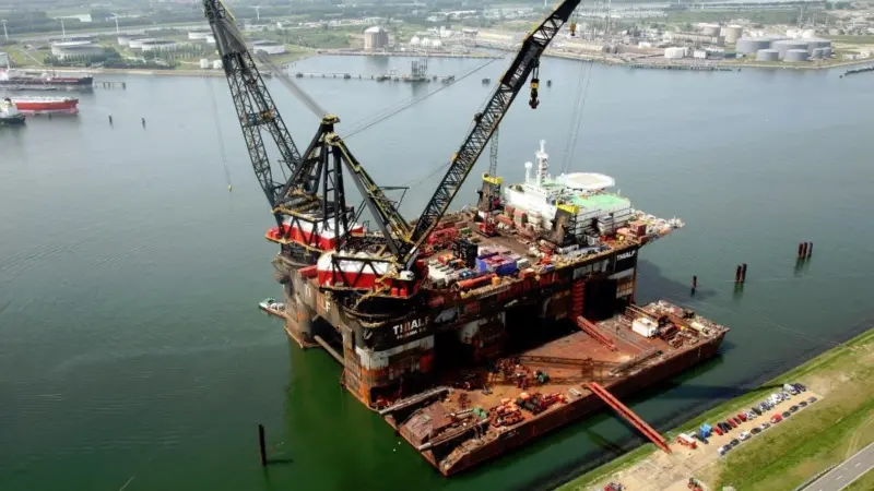 Heerema's 'Sleipnir ' and 'Thialf', (pictured here) are the largest crane vessels in the world