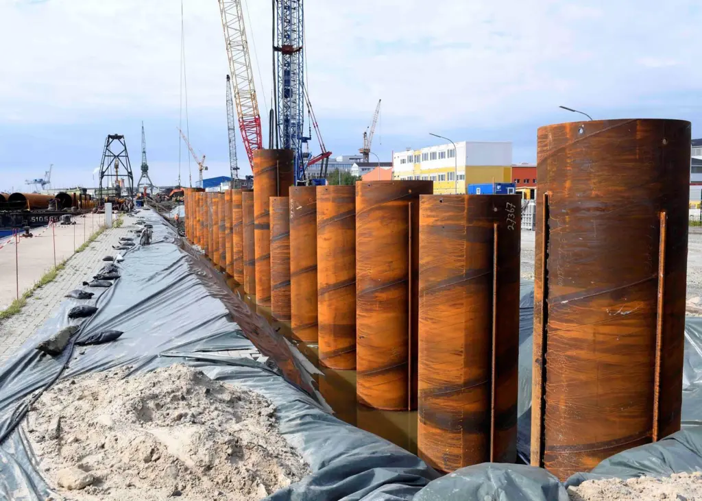 New piles are nine metres behind the old quay, widening Kaiserhafen III for big ships