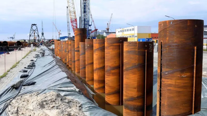 New piles are nine metres behind the old quay, widening Kaiserhafen III for big ships