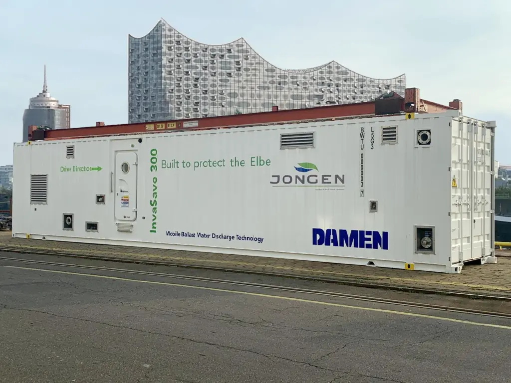 00_55864_Damen-InvaSave-in-the-port-of-Hamburg