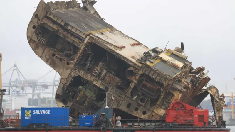 Professional salvage services are always cheaper than dealing with a wreck removal (Peter Barker)